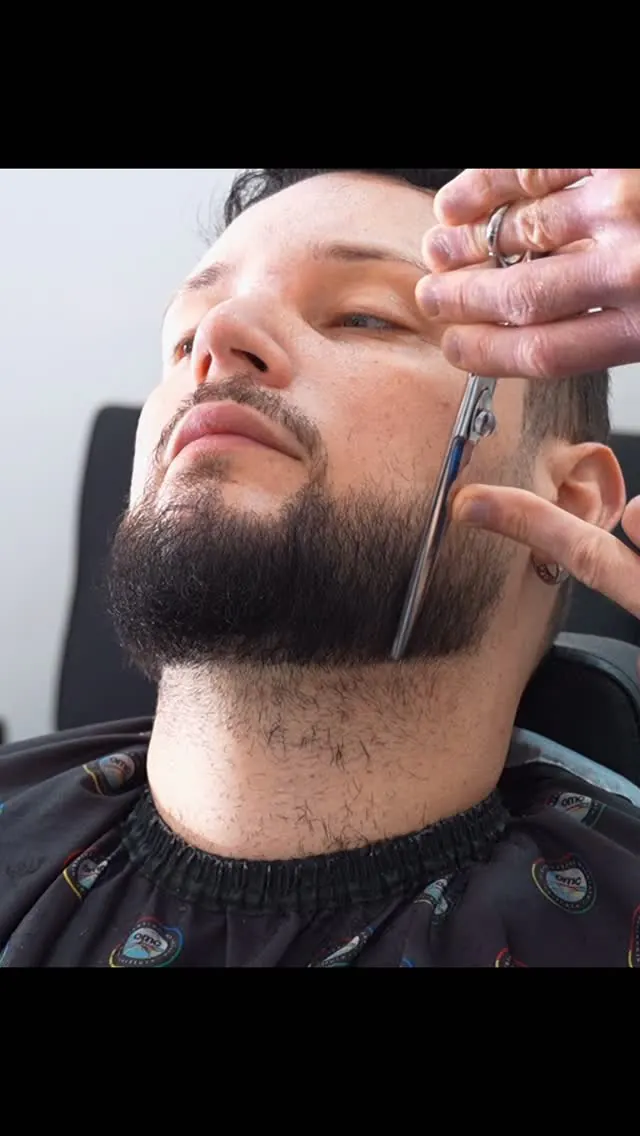 Andrej Shapoval rifinisce una barba con le forbici
